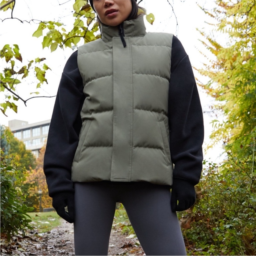 Aritzia TNA Powder Parka Vest size Small